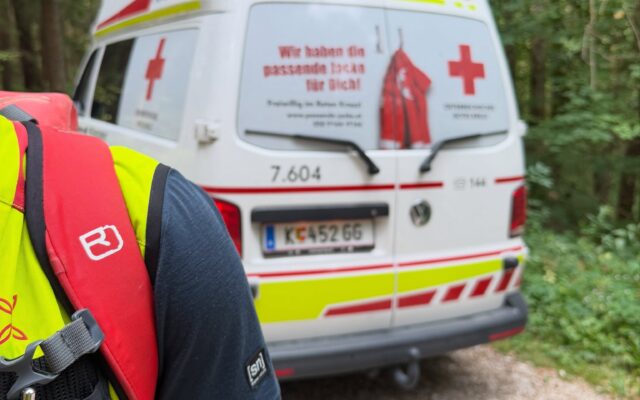 Rad­fah­re­rin stürzt auf Schot­ter­stra­ße