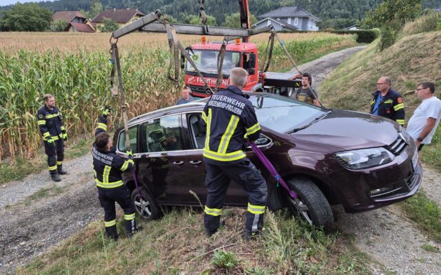 Auto bleibt am Abhang hän­gen