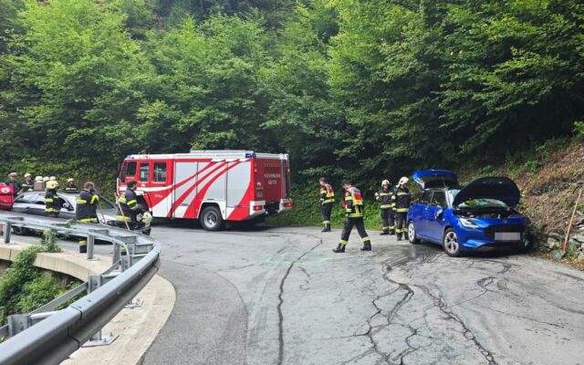 Fron­tal­crash auf B100 for­dert vier Ver­letz­te