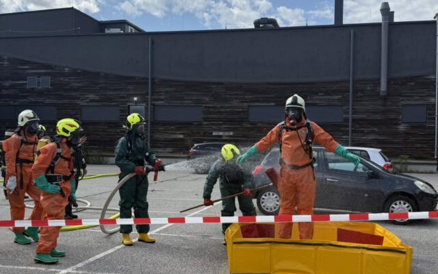Ammo­nia­kaus­tritt for­dert fünf Feu­er­weh­ren in Feis­tritz