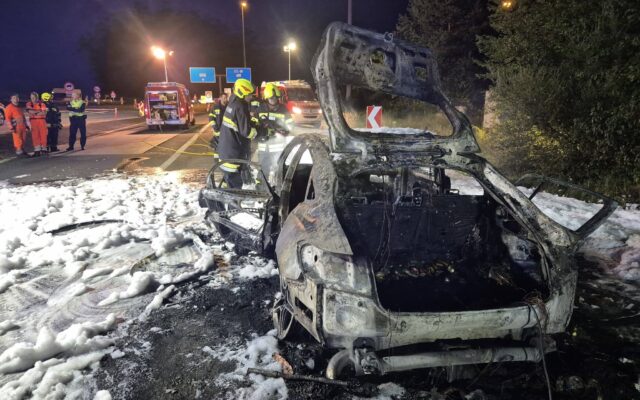 Auto brennt auf A11 voll­stän­dig aus