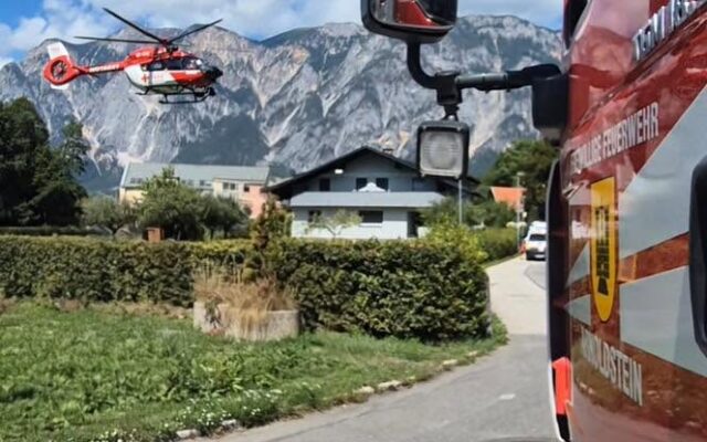 Per­son nach Not­fall aus Ober­ge­schoss geret­tet