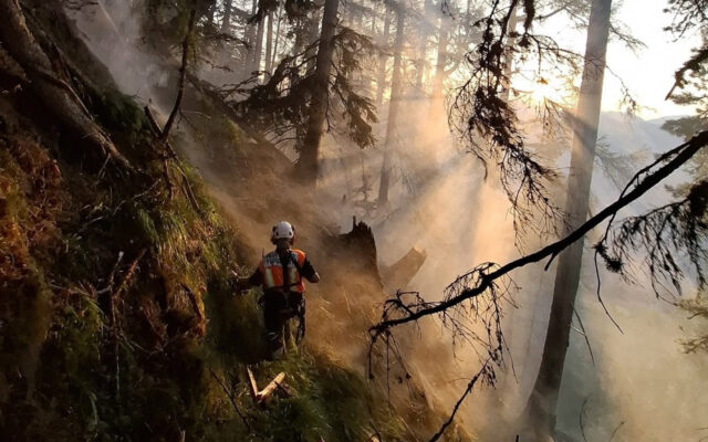 Wald­brand­ein­satz in Flat­tach geht wei­ter
