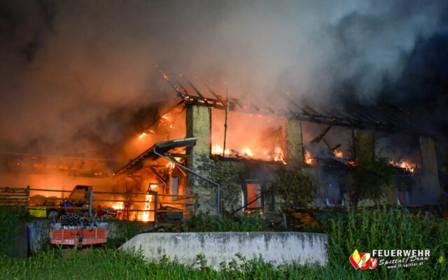 Wirt­schafts­ge­bäu­de in Mill­statt in Flam­men