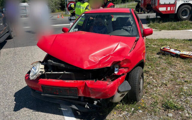 Zwei Autos bei Kreu­zung kol­li­diert