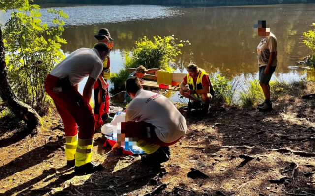 Frau nach Sturz aus Gelän­de geret­tet
