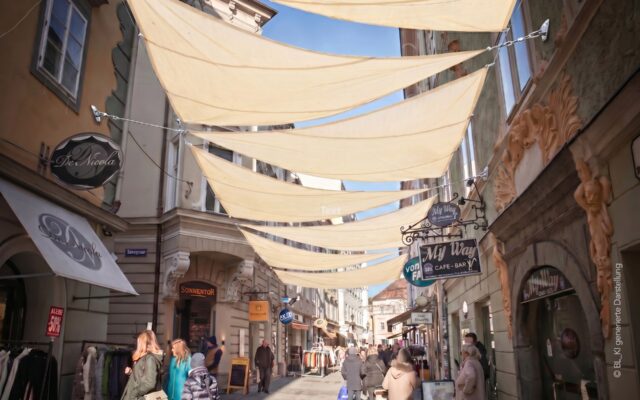 Son­nen­se­gel sol­len Abküh­lung brin­gen