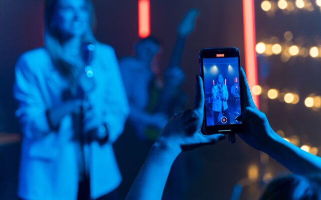 Tau­sen­de Euro für fal­sches „Meet and Greet“
