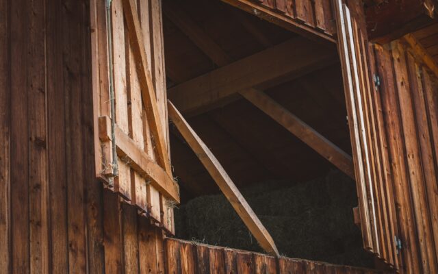 Land­wirt stürzt durch Holz­bo­den