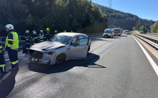 Auto schleu­dert zwei­mal gegen Beton­leit­wand