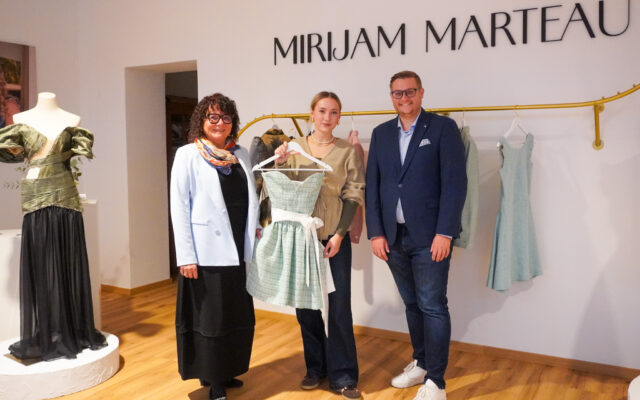 23-Jäh­ri­ge eröff­net eige­nes Mode­ate­lier