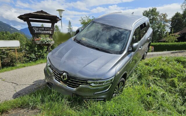 Auto rutscht über Böschung