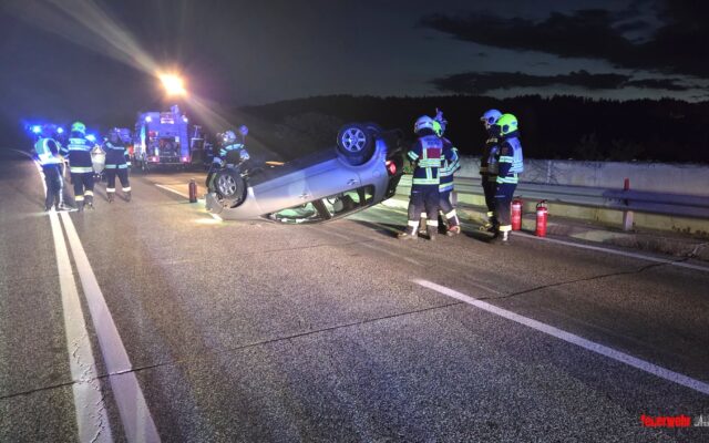 Gas­aus­tritt und Unfall for­dern Feu­er­weh­ren