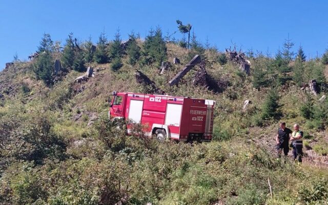 90 Ein­satz­kräf­te kämp­fen gegen Brand in fel­si­gem Gelän­de