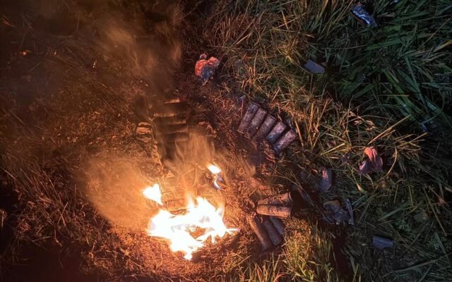 Ent­sorg­ter Akku fängt am Stra­ßen­rand Feu­er