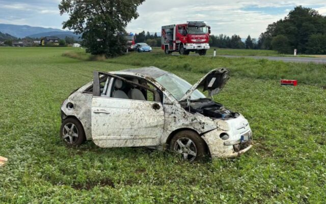Auto über­schlägt sich mehr­fach und lan­det im Feld