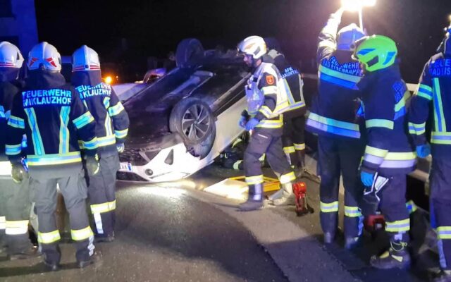 Auto lan­det auf dem Dach – RK1 im Ein­satz