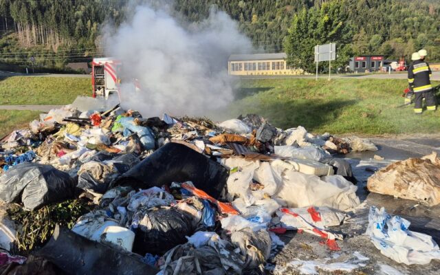 Müll­brand bei Lkw beschäf­tigt zwei Feu­er­weh­ren