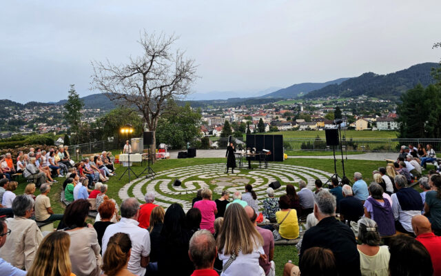 „Nar­risch guat“-Stars brin­gen KUH-Park zum Lachen