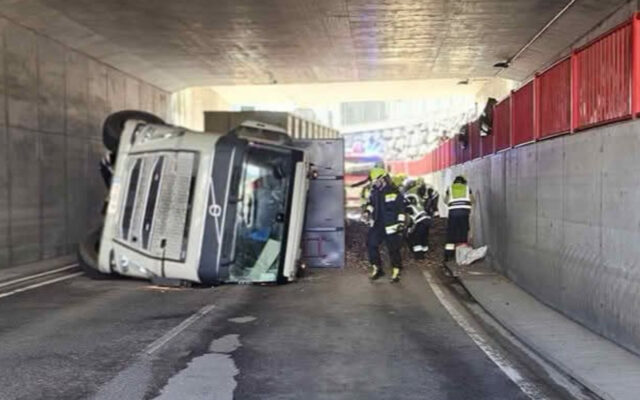 Lkw kippt in Unter­füh­rung um – Len­ker ver­letzt