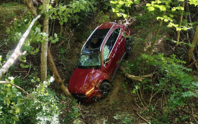 Auto stürzt von der Stra­ße – Len­ker unver­letzt