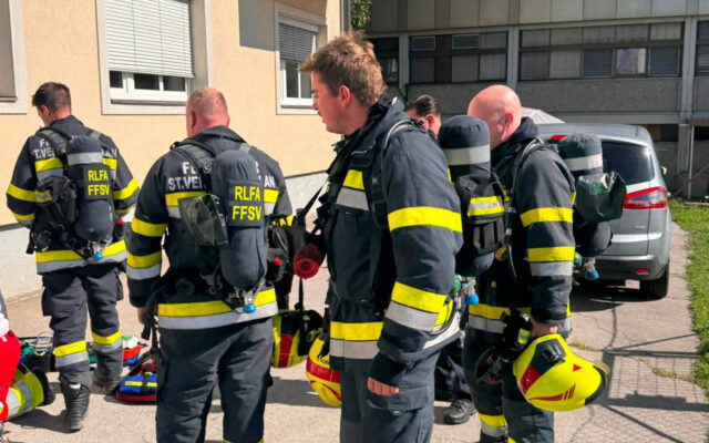 Rauch­mel­der und Nach­barn ret­ten Frau das Leben