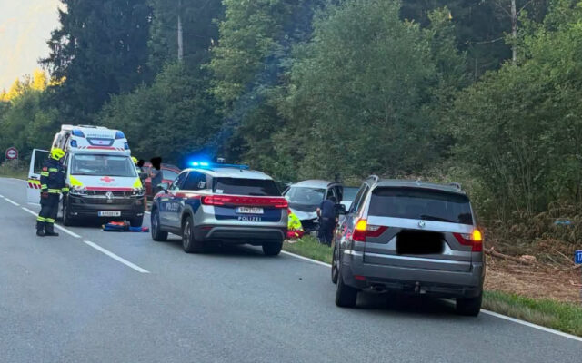 Auto kommt von Stra­ße ab – vier Ver­letz­te