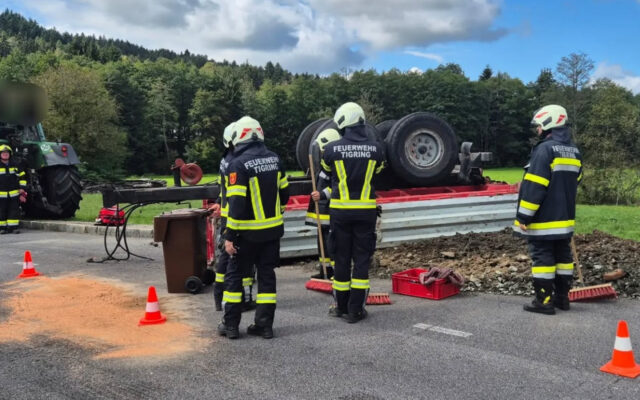 Trak­tor­an­hän­ger kippt in Mal­le­berg um