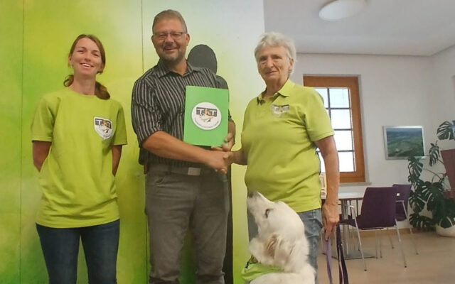 The­ra­pie­hun­de­Teams hel­fen zwei Fami­li­en zum Schul­start