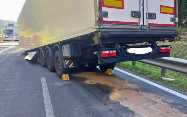 Lkw ver­liert Sat­tel­an­hän­ger bei Auto­bahn­auf­fahrt