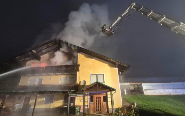 Ober­ge­schoss von Wohn­haus steht in Voll­brand