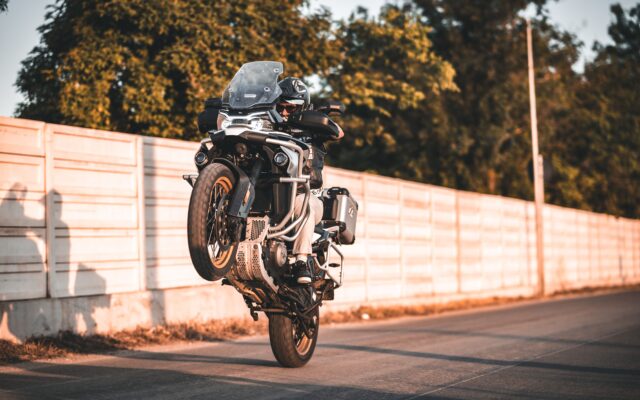 Alko­ho­li­sier­ter Motor­rad­fah­rer macht Whee­lies
