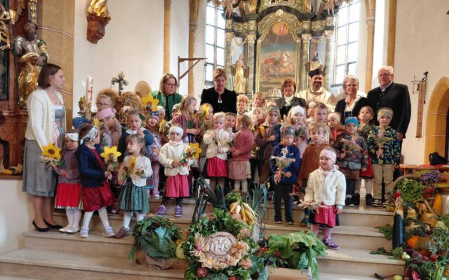 48 Kindergartenkinder begeisterten beim Erntedankfest