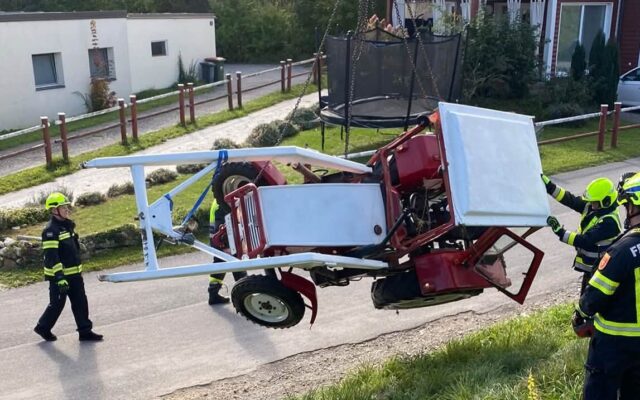 Traktor stürzte in Faak in einen Bach