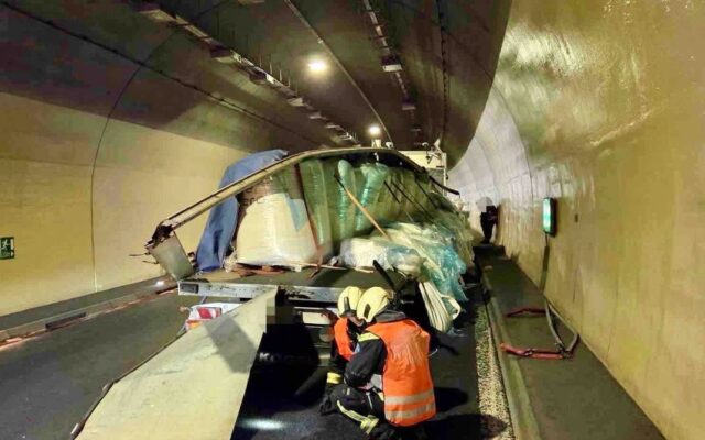 25 Tonnen Granulat auf A2 verteilt