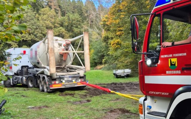 Feu­er­wehr zieht Lkw aus Wie­se