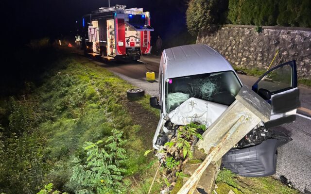33-Jäh­ri­ger krach­te mit Auto gegen Beton­zaun