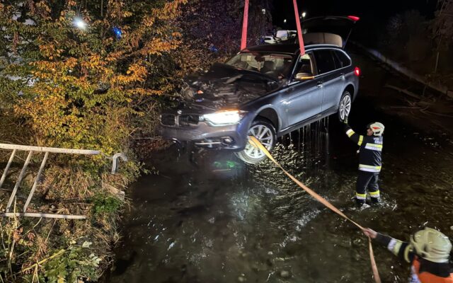 Auto nach Unfall aus Bach gebor­gen