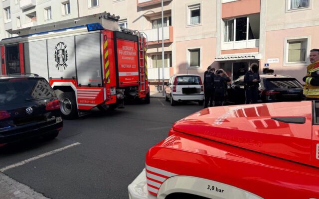 Woh­nungs­brand und Ver­puf­fung: Zwei Ver­letz­te