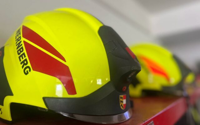 Auto lan­det nach Zusam­men­stoß in Böschung
