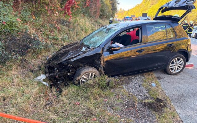 Auto schleu­dert rund 80 Meter über die A2