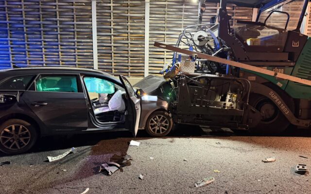 Auf­fahr­un­fall mit drei Fahr­zeu­gen auf der A10