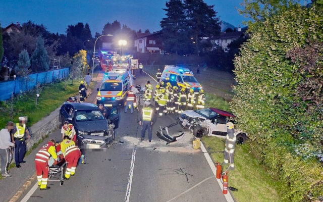 Drei Ver­letz­te nach Zusam­men­stoß auf B85