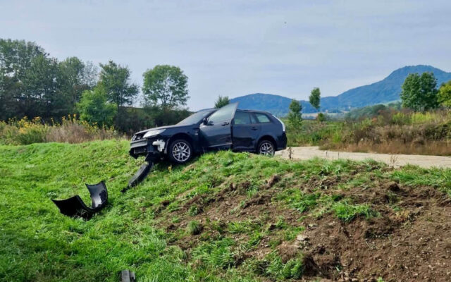 Auto schleu­dert 145 Meter und über­schlägt sich