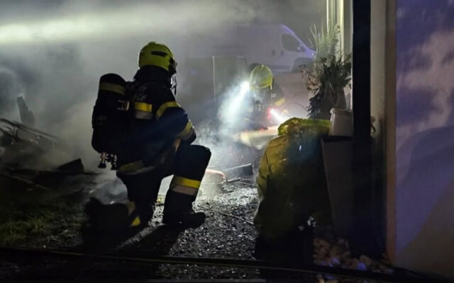 Explo­sio­nen erschwe­ren Lösch­ar­bei­ten bei Lager­raum­brand