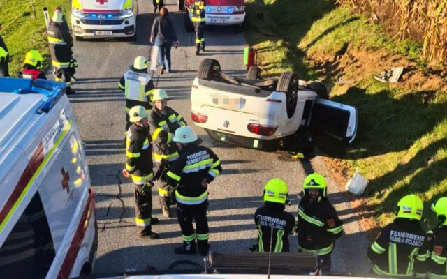 Zwei Autos kol­li­die­ren – Pkw lan­det auf dem Dach