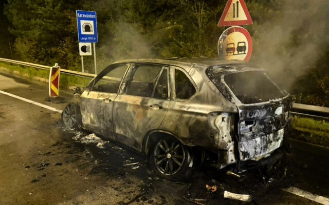 Auto beginnt wäh­rend der Fahrt zu bren­nen