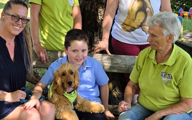Assis­tenz­hund Sim­ba soll Simon im All­tag hel­fen