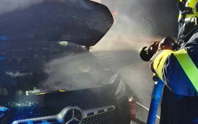 Auto­fah­rer löscht Motor­brand mit Feu­er­lö­scher