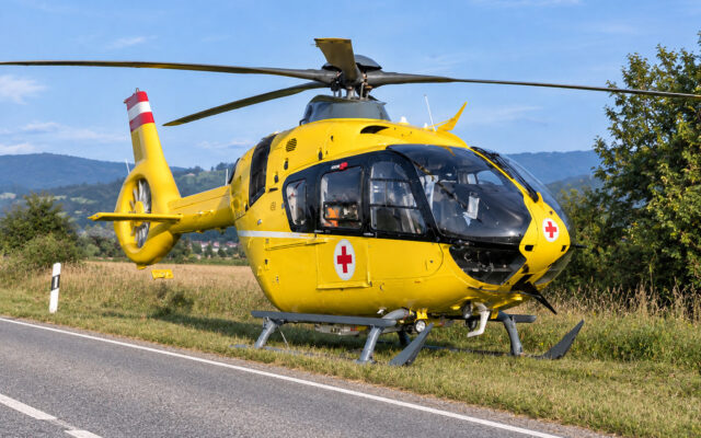 36-Jäh­ri­ger stürzt vier Meter in die Tie­fe